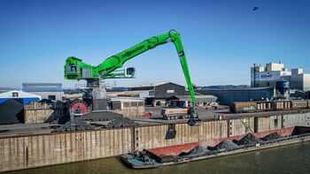 The finest workplace in the port - Danubia Speicherei in Austria relies on SENNEBOGEN’s port handling giant 895