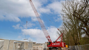 Precast concrete assembly with 50 t crawler crane 1100 G series: Construction of a "green" residential area in Rotterdam