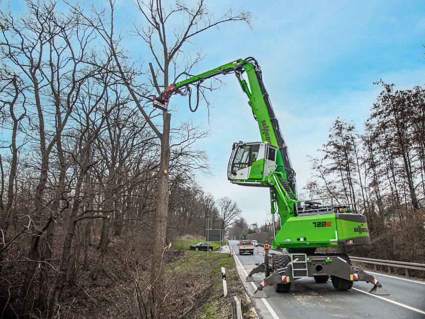 Fällbagger von SENNEBOGEN Fällbagger von SENNEBOGEN bei Fällarbeiten neben einer Straßen
