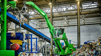 Not only in colour harmony with SENNEBOGEN Recycling expert OZO uses mobile electrical solution in hall operation
