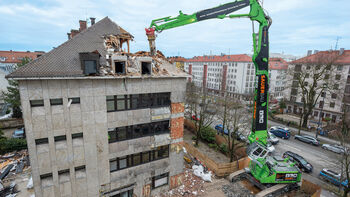 Demolition with Precision: SENNEBOGEN 870 E Longfront – Demolition Material Handler at SAUER Bau in Munich