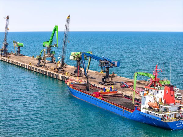 SENNEBOGEN Umschlagmaschinen im Hafen von Yeşilyurt beim Materialumschlag von Stückgut, Schüttgut und Stahlschrott.