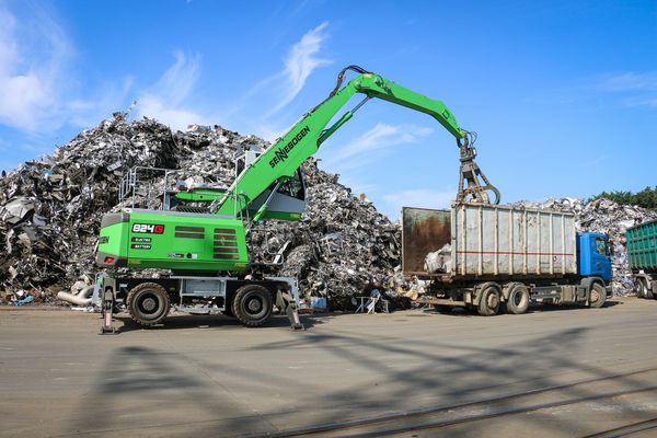 SENNEBOGEN 824 G-Akkumaschine-Halleneinsatz-Akkubagger-Cronimet SENNEBOGEN 824 G-Akkumaschine-Halleneinsatz-Akkubagger-Cronimet