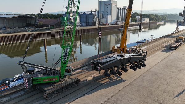 The undercarriage of a 9300 E port crane weighs an impressive 107 tons.