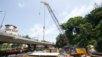 A duty cycle crawler crane in Singapore: SENNEBOGEN 690 HD at work in civil engineering for Tuksu Engineering