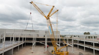 Raupenkran SENNEBOGEN 4400 Hubarbeiten Betonfertigteile 130 t Raupenkran Gittermastkran SENNEBOGEN 4400 Hubarbeiten Betonfertigteile Baustelle Baustellenkran