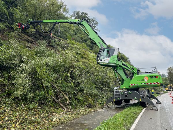 Fällbagger 728 E beseitigt Sturmschäden an Bahnstrecke