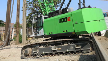 On the job in Milan: a SENNEBOGEN 1100 E crawler crane to dismantle a sheet pile wall to create more space for housing