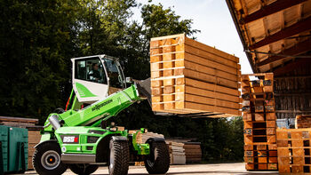 Grüner Helfer für das Holzwerk: SENNEBOGEN 355 E soll Radlader ersetzen