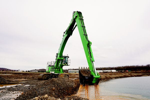 SENNEBOGEN 855 E Hybrid - Kiesgewinnung SENNEBOGEN 855 E Hybrid gewinnt Kies aus einem Baggersee im Kieswerk Vienenburg.