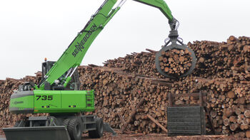 The SENNEBOGEN 735 MHD transports and loads tons of timber