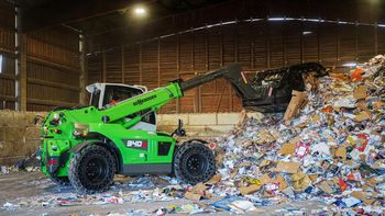 Sortierarbeiten bei einem Recycling-Spezialisten