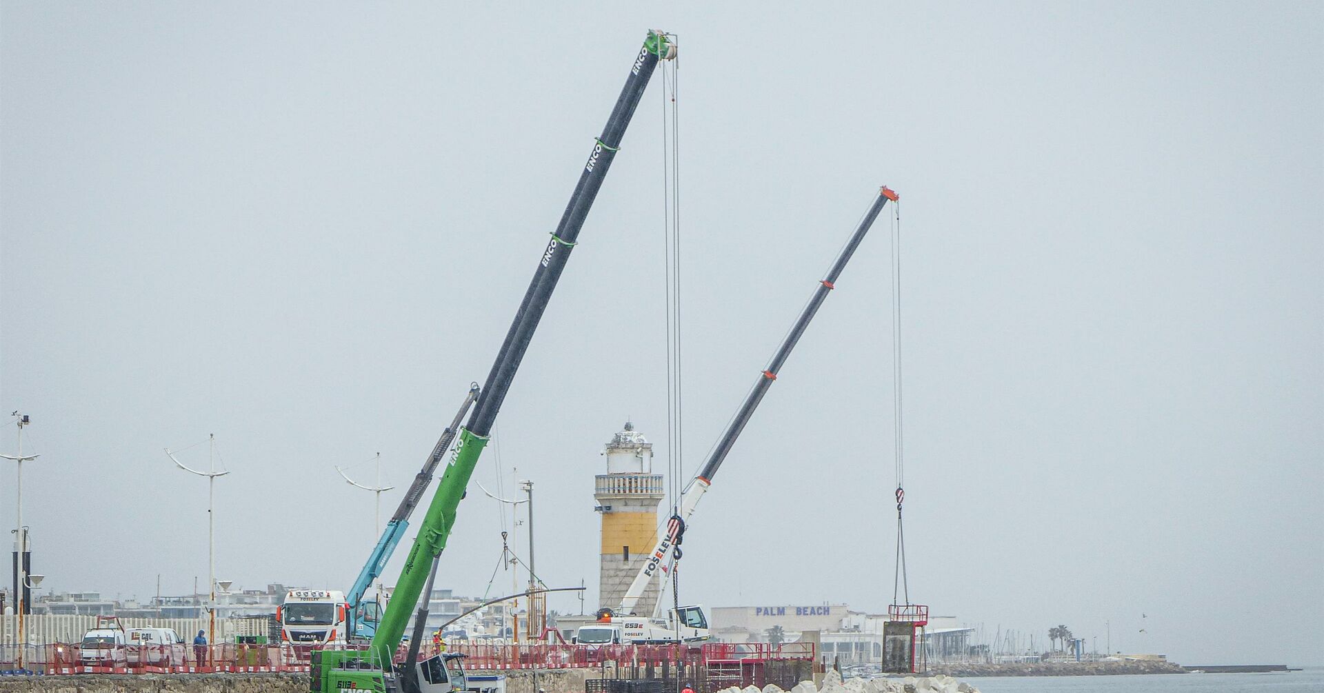 Sennebogen Telescopic Crawler Cranes For Coastal Protection In The Port 