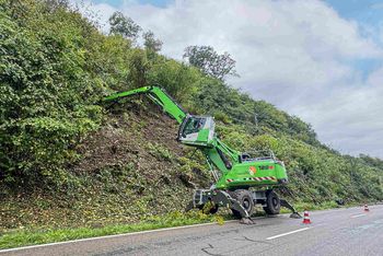 Fällbagger 728 E beseitigt Sturmschäden an Bahnstrecke