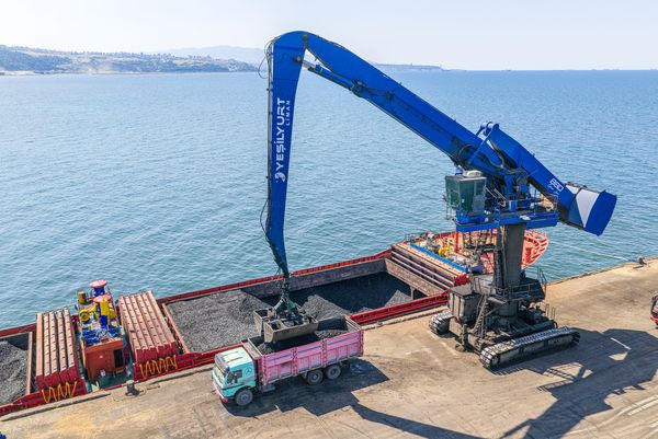 SENNEBOGEN 880 EQ-Balancer im Tiefseehafen von Yeşilyurt nach über 100.000 Betriebsstunden im Hafenumschlag.