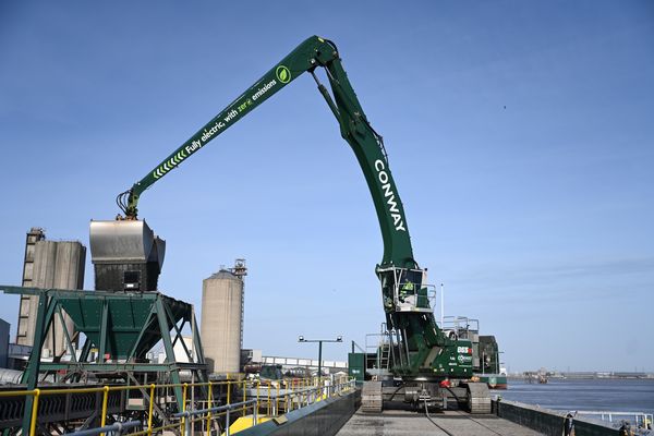 SENNEBOGEN 865E: Tidenhub im Materialumschlag SENNEBOGEN 865E: Tidenhub im Materialumschlag