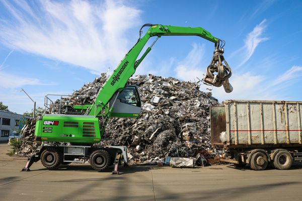 SENNEBOGEN 824 G-Akkumaschine-Halleneinsatz-Akkubagger-Cronimet SENNEBOGEN 824 G-Akkumaschine-Halleneinsatz-Akkubagger-Cronimet