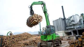 Handling timber - best time: Two SENNEBOGEN machines at Pfeifer Holz