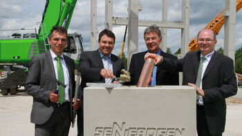 Investment in the future: SENNEBOGEN Maschinentechnik GmbH lays the cornerstone for new workshop in Wackersdorf