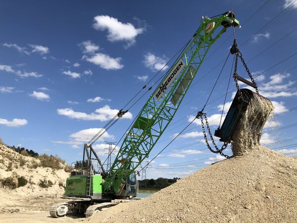  40 t duty cycle crawler crane SENNEBOGEN 640 with dragline, extraction of sand and gravel, France