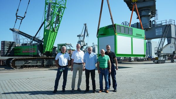 The main characters of heavy load handling: Roland Hermann and Thorsten Resch from SENNEBOGEN together with heavy load forwarder Klaus Altmann and Andreas Löffert as well as Martin Bayer from the port of Straubing-Sand (from left).