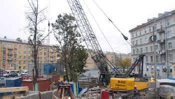 Close-quarters site logistics: SENNEBOGEN 640 duty cycle crane in use for public works in St. Petersburg