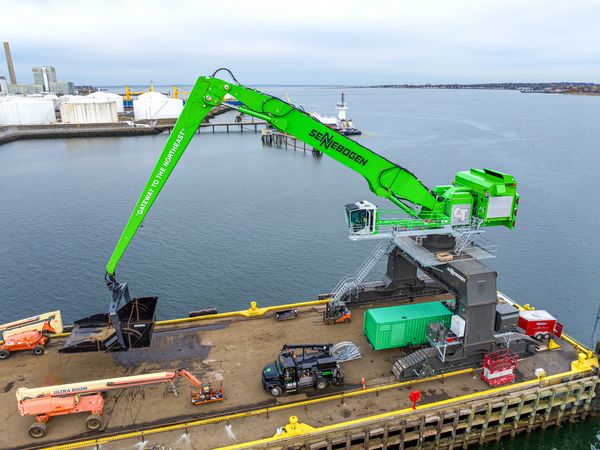 SENNEBOGEN 895 E Umschlagmaschine in Hafen USA