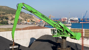 Kohleumschlag in Bestzeit: SENNEBOGEN 880 EQ arbeitet im Hafen Izmir