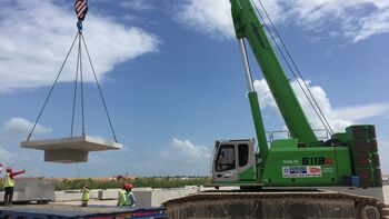 Airport construction in Singapore: Flexible 120 t telescopic crawler crane in use
