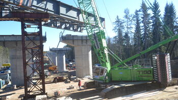 Crawler crane as bridge builder: SENNEBOGEN 7700 lifts prefabricated parts weighing up to 100 t