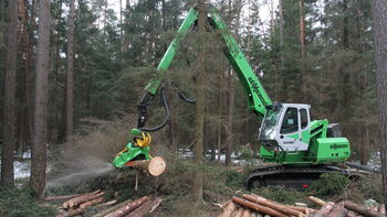 Weltneuheit: SENNEBOGEN 718 Forestry – der Spezial-Raupenharvester
