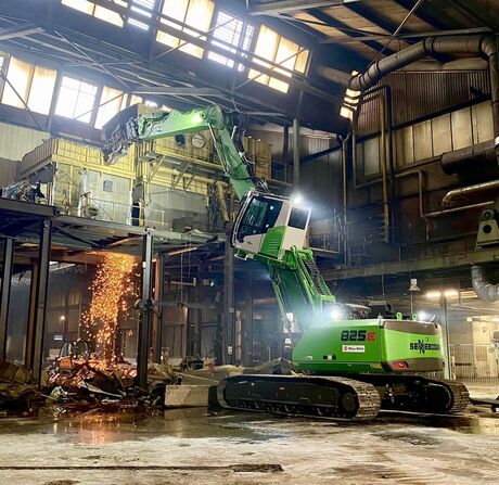 Der kompakte SENNEBOGEN 825 E Demolition Abbruchbagger bei Rückbauarbeiten in einer Industriehalle.