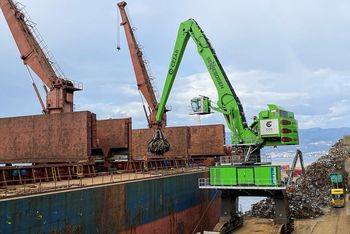 Umschlagbagger Sennebogen 885 G Hybrid im Hafen