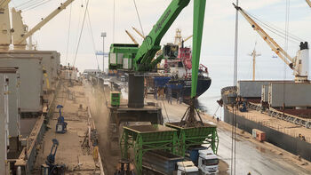 Umschlag-Gigant 895 Hybrid E-Serie von SENNEBOGEN bewegt im großen Stil Material im Hafen von Iskenderun
