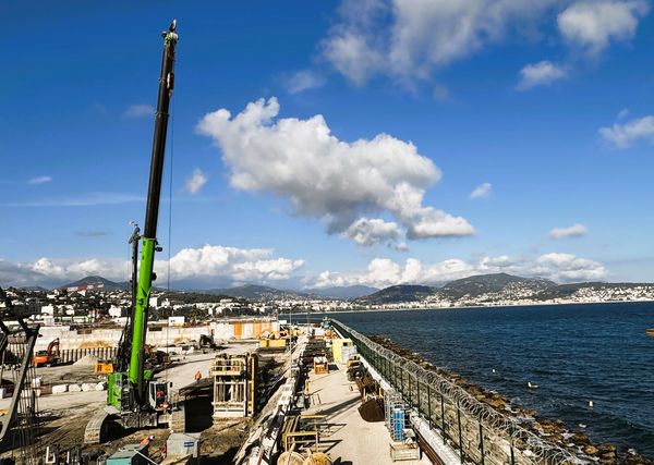 SENNEBOGEN Telekran an der Baustelle von FAYAT Fondations an der Côte d’Azur für den Bau eines neuen Wasseraufbereitungszentrums.