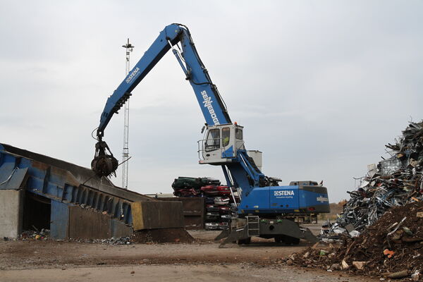 SENNEBOGEN 835 E scrap handling excavator at Stena in Malmö, Sweden 
