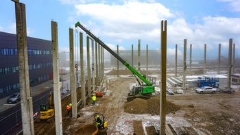 SENNEBOGEN 683 E accelerates hall construction in the Czech Republic SENNEBOGEN 683 E accelerates hall construction in the Czech Republic