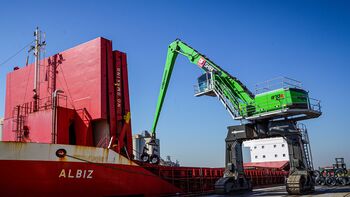 Port material handling with SENNEBOGEN 870 in Belgium: DD Shipping NV unloads steel wire coils safely and efficiently