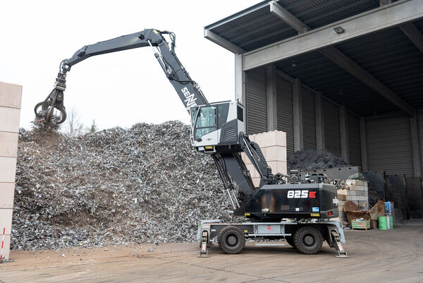 Scrap handling material handler SENNEBOGEN 825 E in the industrial area of Nuremberg harbour