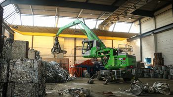 SENNEBOGEN 824 G-Akkumaschine-Halleneinsatz-Akkubagger-Cronimet SENNEBOGEN 824 G-Akkumaschine-Halleneinsatz-Akkubagger-Cronimet