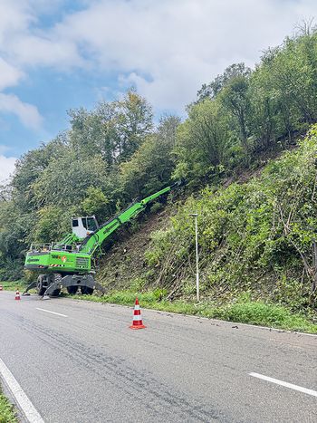 Fällbagger 728 E beseitigt Sturmschäden an Bahnstrecke