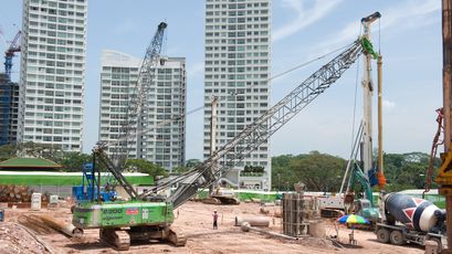 Raupenkran SENNEBOGEN 2200 Rohrverlegung 80 t Raupenkran Gittermastkran SENNEBOGEN 2200 Raupe Rohrverlegung Baustelle Baustellenkran