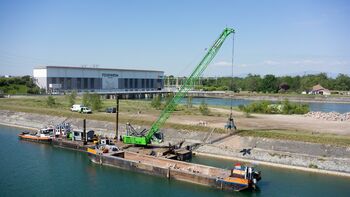 Hydraulic engineering: River engineering specialist equips pontoon with uppercarriage of duty cycle crane