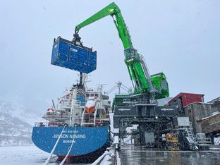 Der SENNEBOGEN 885 G Hafenumschlagbagger beim Containerumschlag im Hafen