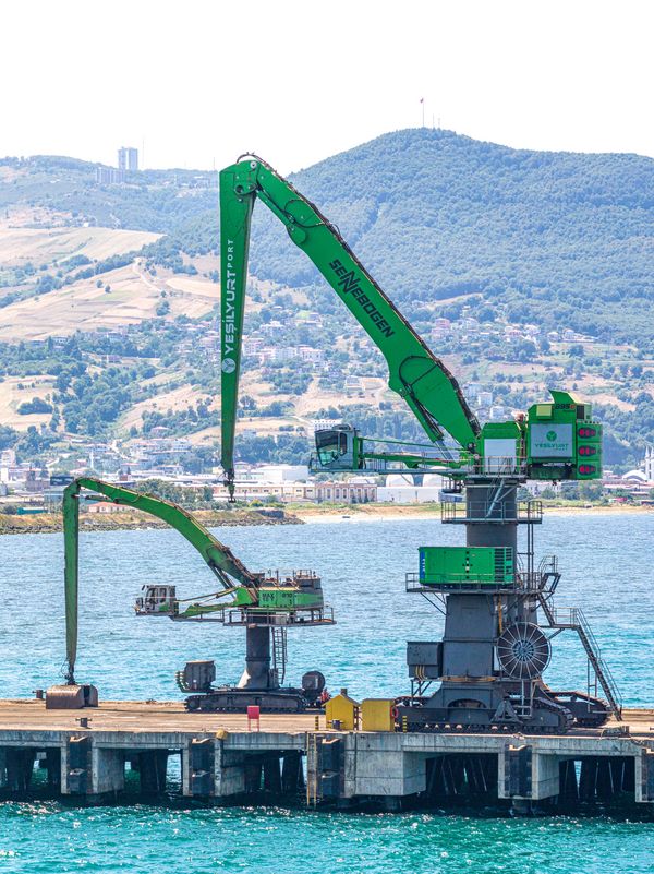 SENNEBOGEN 895 E Umschlagbagger für schwerste Stück- und Schüttgüter im Tiefseehafen von Yeşilyurt.