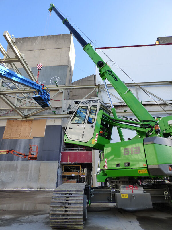 Download (RGB 300 dpi) Telecrane on the roof in France